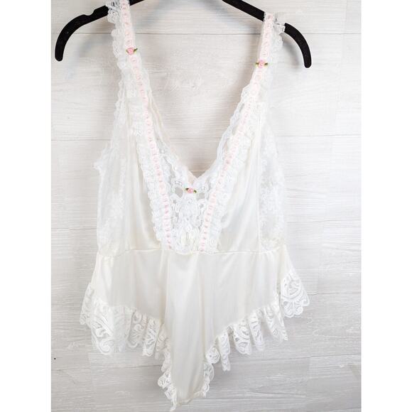 Elegant White Lace Chemise - Picture 1 of 11